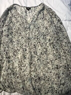 Mossimo Supply Co. Women's V-Neck Printed Blouse in Light Gray and Black